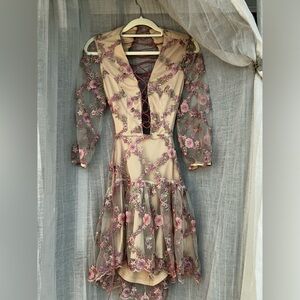 L’ATISTE BY AMY SHIRT STRAPPY MID ARM LENGTH FLORAL APPLIQUÉ DRESS - size S